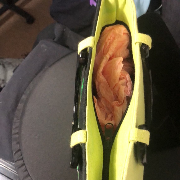 Delightful embroidered tote in gorgeous line green with wooden handles - Picture 4 of 5